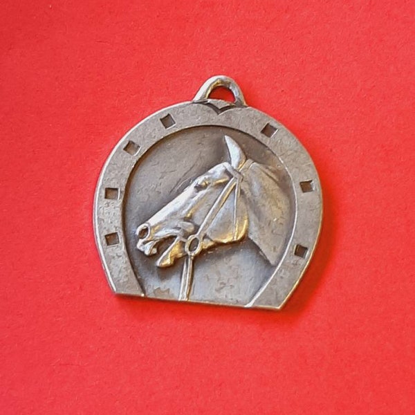 Amuleto de la suerte de herradura plateada vintage, colgante de medalla de carreras de caballos, herradura de amuleto de la suerte vintage, encanto de caballos vintage