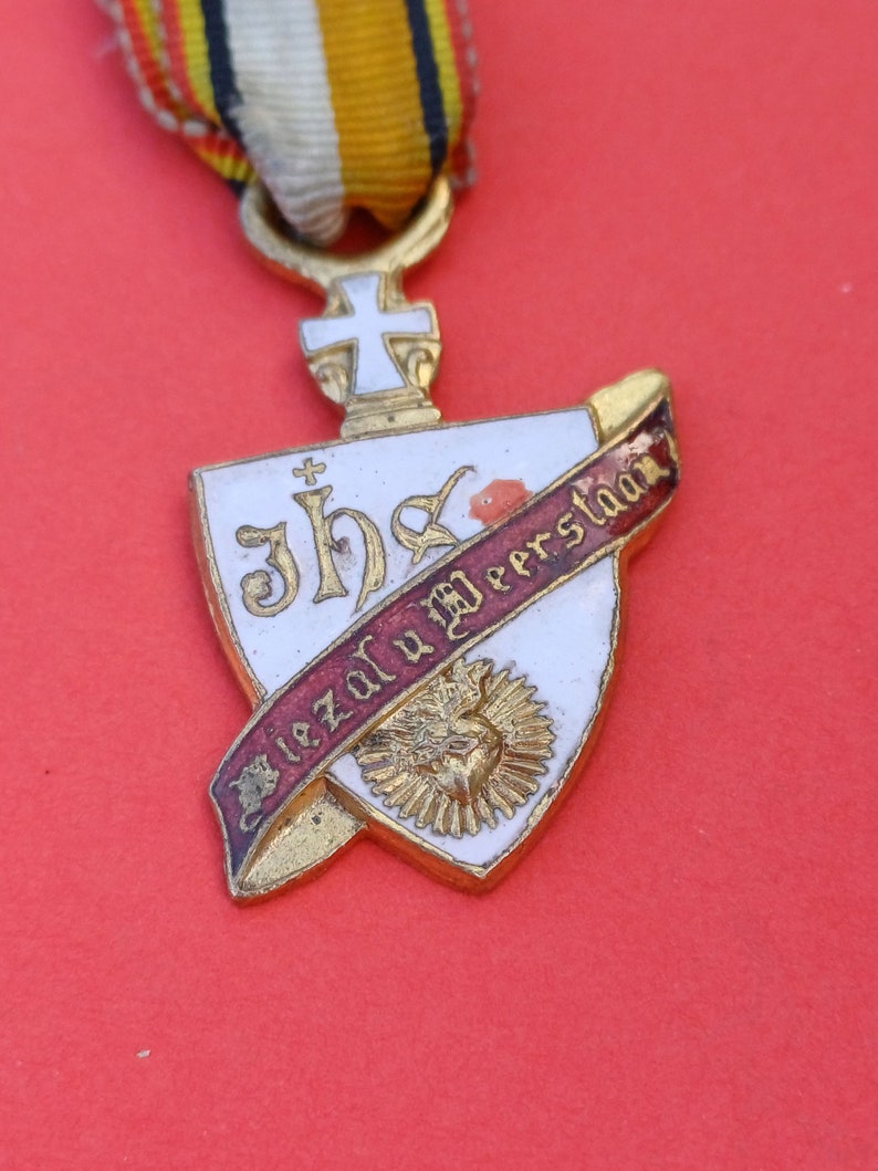 Esmalte vintage Sociedad Belga de San Francisco Javier Bélgica, insignia JHS, insignia religiosa católica imagen 4