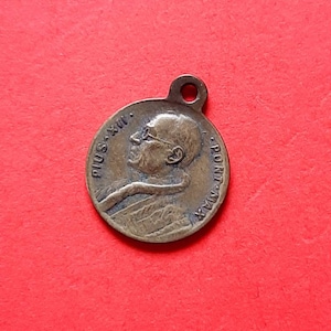 Vintage religious Catholic bronze devotional medal pendant of Pope Pius, medal pendant of Pope Pius XII, old medal Pope