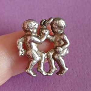 Srebrny urok Bliźniąt, urok znaku zodiaku Bliźnięta, piękny urok konstelacji Bliźniąt