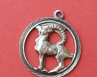 Vintage-Anhänger aus Silber mit punziertem Steinbock-Motiv, Anhänger mit dem Sternzeichen Steinbock, alter Astrologie-Anhänger, Silberkette mit Steinbock-Motiv