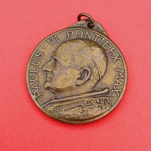 Vintage religious Catholic Italian bronze medal pendant medaillon of Pope Paules VI and the Saint Peter&#39;s square Vatican Rome Italy