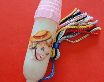 Custodia per aghi rosa in celluloide vintage, kit da cucito in celluloide, proiettile del kit da cucito vintage, vecchio kit da cucito etui, etui in plastica vintage con nappa