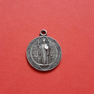 pendentif médaille plaquée argent catholique vintage de Saint Benoît, Saint Benoit, Saint Benedictus, pendentif médaille Saint Benoît