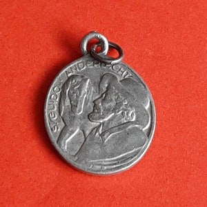 pendentif médaille en aluminium religieux catholique belge vintage de Saint Guido Anderlecht et Notre-Dame de Grâce, Anderlecht Belgique