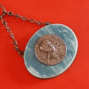 vintage religieux catholique plaqué argent et celluloïd Mutien Marie Wiaux pendentif médaille berceau, protection bébé de Mutien Marie de Malonne