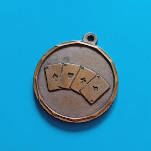Ciondolo con medaglia di carte da gioco in ottone francese vintage, ciondolo con medaglia La Meuse, medaglia di carte da gioco con quattro assi