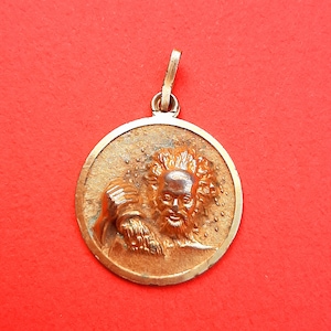 Vintage 3d gold plated disc charm of the aquarius, charm of the zodiac sign aquarius, vintage aquarius, vintage zodiac constellation charm