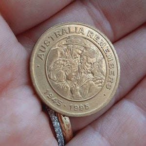 Gold plated souvenir coin of Australia Remembers 1945 - 1995, Freedom medallion, Australian token, Heraldry Australia