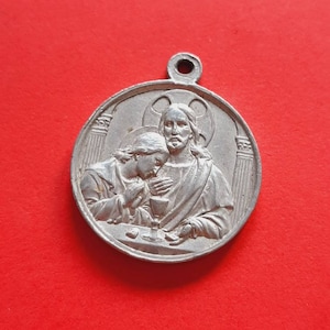 Zabytkowa religijna katolicka francuska aluminiowa zawieszka na medal przedstawiająca Komunię Świętą, zawieszkę na Pierwszą Komunię, Świętą Rodzinę z medalikiem Calice
