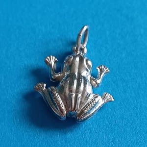 Vintage relief 3d lovely hallmarked silver charm of a frog, vintage silver frog charm