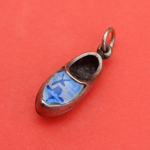Ciondolo vintage olandese in argento e smalto con marchio di garanzia, ciondolo in argento raffigurante uno zoccolo olandese, ciondolo souvenir raffigurante uno zoccolo olandese