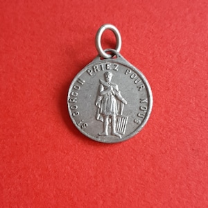 Vintage religioso católico francés medalla de aluminio colgante de Martyre de Saint Gorgon Francia con capilla de Gorgon
