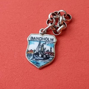 charme de bouclier de voyage vintage en argent et en émail du Danemark, charme Bandholm Danemark, charme pendentif souvenir Bandholm Danemark