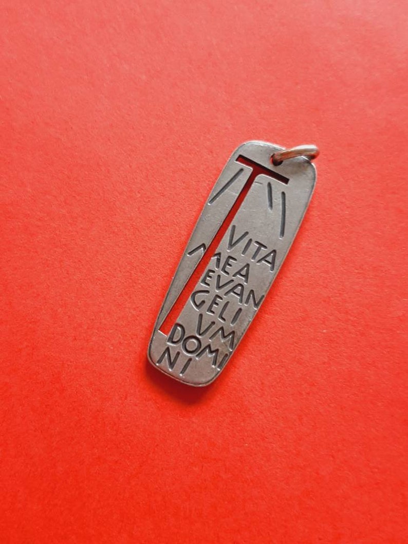 Mettler Huguenin Beautiful vintage open worked detailed silver plated pendant of Vita Mea Evangelium Domini K