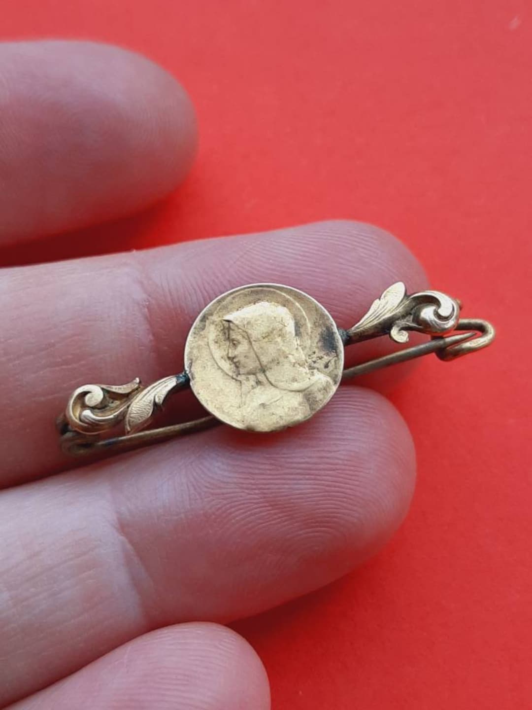 Broche Religieuse Catholique Vintage En Métal Doré - Occasion, Quelques Traces D'usure
