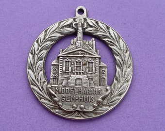 charme pendentif héraldique plaqué argent vintage de Middelharnis, médaille d'écusson de Middelharnis, armoiries Holland Middelharnis charme