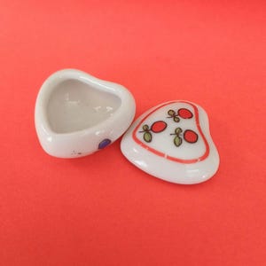 ヴィンテージのミニ白磁の小さな箱、セラミックのミニチュアボックス、花柄の磁器の箱、磁器のハートの箱、小物入れ