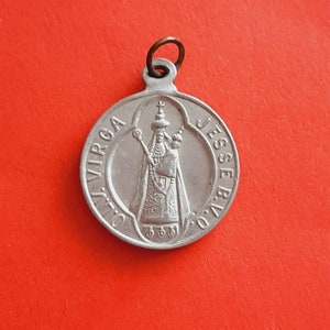 Colgante de medalla de aluminio católica religiosa vintage de Nuestra Señora de Hasselt, Milagro de Hasselt Bélgica, María Milagrosa