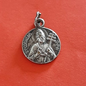 Vintage religiöser katholischer versilberter Medaillenanhänger des Heiligen Corneille, Medaillenanhänger St. Cornelius
