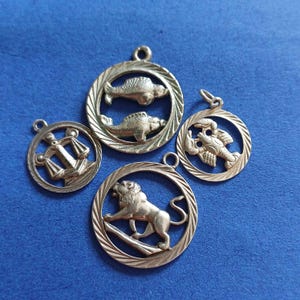 Klasyczny mix 4 srebrnych zawieszek ze znakami zodiaku, starego srebrnego zawieszki Lwa, zawieszki Ryb, zawieszki Skorpiona i Wagi