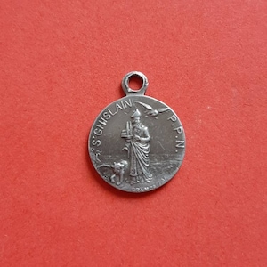 vintage religieux catholique floral argent plaqué signé médaille pendentif de Saint Ghislain et animaux, St Ghislenus, charme vintage St Ghislain
