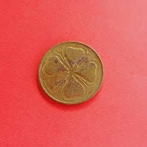 Stary mosiężny żeton na szczęście, moneta na szczęście, stara moneta na szczęście