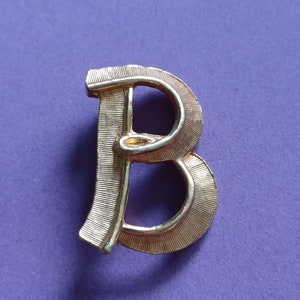 Broche de letra B inicial chapado en oro vintage, alfiler de bufanda con la letra B, broche de monograma B, broche de letra vintage