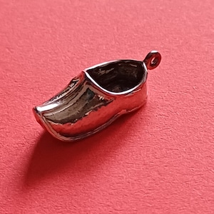 Ciondolo vintage olandese in argento con marchio di fabbrica, zoccolo in legno d&#39;argento dell&#39;Olanda, ciondolo zoccolo olandese, ciondolo souvenir olandese in argento