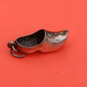 Ciondolo vintage olandese in argento con marchio di fabbrica, zoccolo in legno d&#39;argento dell&#39;Olanda, ciondolo zoccolo olandese, ciondolo souvenir olandese in argento