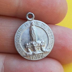 Vintage religioso católico medalla de aluminio colgante encanto de Nuestra Señora de Fátima, antiguo encanto Fátima Portugal, encanto de Nuestra Señora de Fátima