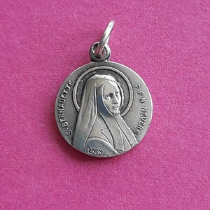 Pendentif médaille religieuse catholique vintage en plaqué argent de Sainte Bernadette, ancien charme Sainte Bernadette