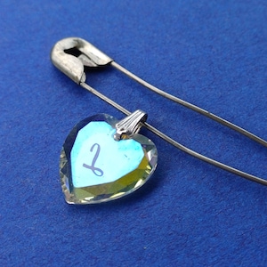 Charm de corazón de cristal vintage con la letra L, charm con monograma L, charm antiguo con la letra L