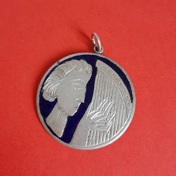 Blauer Vintage-Art-Deco-Emaille-Charm mit spielender Leier oder Apollo, Emaille-Musik-Anhänger-Charm, Emaille-Anhänger Leier, einzigartiger handgefertigter Art-Deco-Anhänger