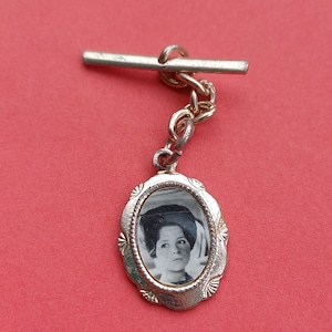 Vintage gold plated medallion Audrey Hepburn, vintage Audrey Hepburn charm, pendant charm of fashion icon Audrey Hepburn