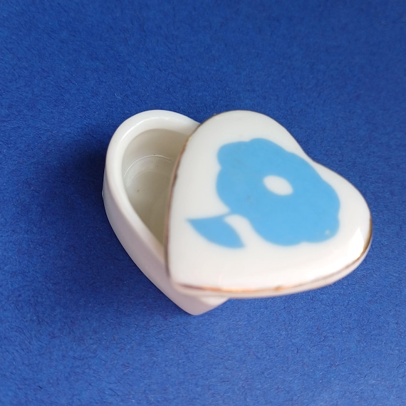 Vintage mini floral white porcelain tiny box, ceramic miniature box, floral porcelain box, porcelain heart box of porcelain, trinket box