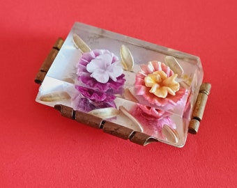 vintage Français grande broche florale en laiton et lucite, vieille broche florale colorée, vieille broche en résine avec roses