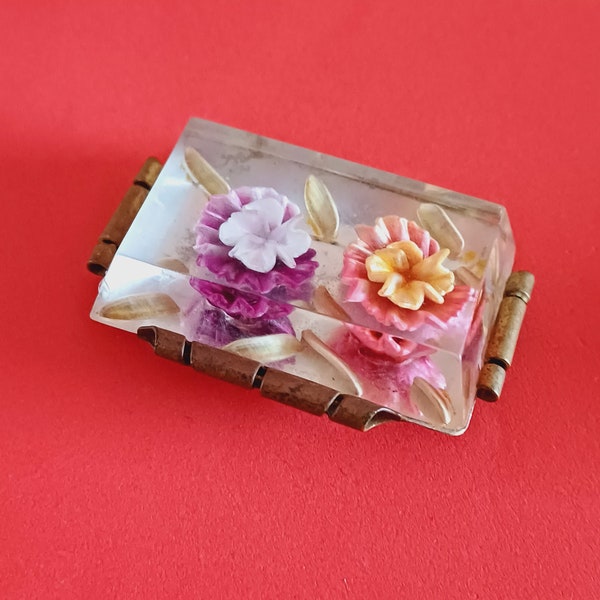 vintage Français grande broche florale en laiton et lucite, vieille broche florale colorée, vieille broche en résine avec roses