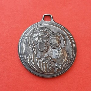 Colgante de medalla plateada católica religiosa vintage de Santa Rita, Santa Rita y Nuestra Señora con el encanto del Niño Jesús