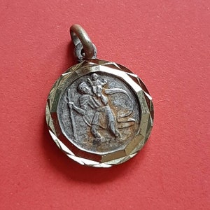 Vintage religioso católico francés plata mate y oro brillante medalla colgante de San Cristóbal, encanto de San Cristóbal, Banneux