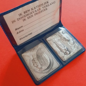 Estuche de bolsillo vintage de plástico azul holandés católico religioso con dos placas religiosas plateadas de Nuestra Señora de Lourdes y Santa Bernadette