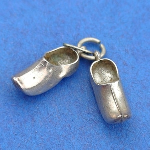 Coppia di ciondoli a forma di zoccolo in argento olandese con marchio di garanzia, zoccoli in legno d&#39;argento olandesi, ciondolo a forma di zoccolo olandese, ciondolo souvenir olandese