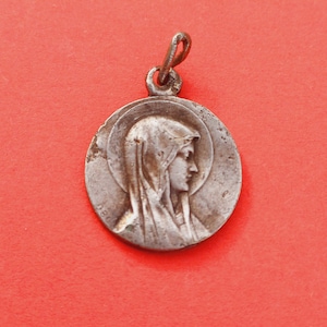 Medalla colgante vintage católica francesa bañada en plata de Nuestra Señora de Lourdes, dije de plata de Nuestra Señora de Lourdes, recuerdo de Nuestra Señora