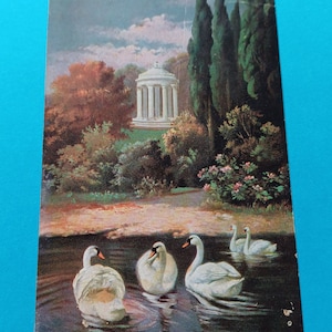 Postal colorida antigua de un lago con cisnes