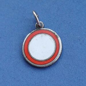 Ciondolo per segnale stradale in argento e smalto con marchio vintage, ciondolo per segnale stradale, ciondolo per segnale stradale