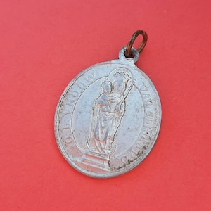 Colgante de medalla de aluminio holandés religioso vintage de Nuestra Señora de Uden, Uden Países Bajos, Onze Vrouw van Uden, Santa María con el Niño Jesús