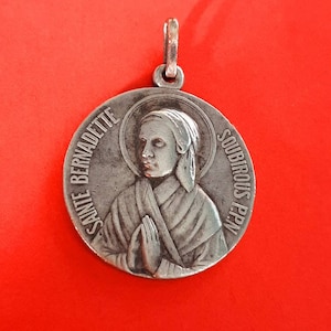 Colgante de medalla grande plateada de Santa Bernadette, estilo católico francés antiguo, con baño de plata, de Bernadette Soubirous.
