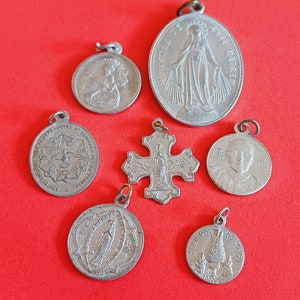 Mieszanka zabytkowych katolickich francuskich wisiorków z aluminiowymi medalami, mieszanka amuletów świętych, mieszanka medali religijnych, starokatolickie amulety