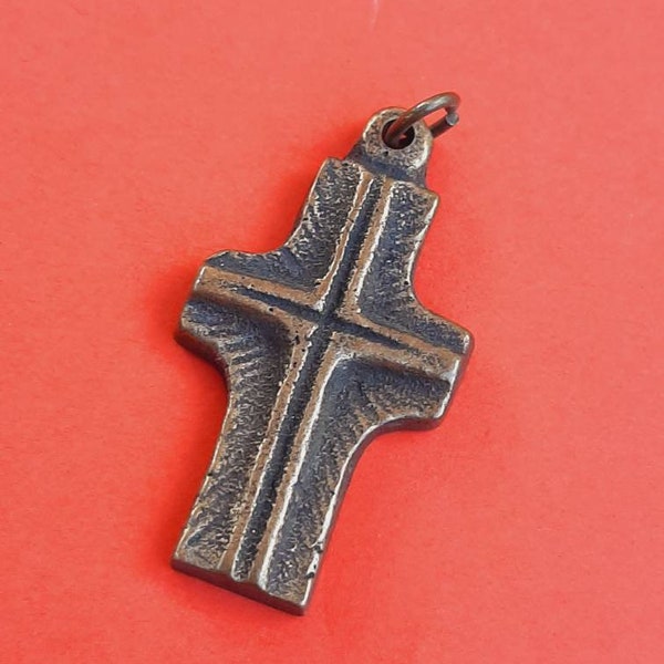 vintage religieux catholique relief bronze Croix pendentif charme, vieux collier Croix bronze