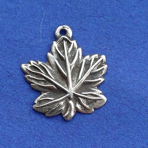 Vintage Silber gestempelter Ahornblatt Charm, Silber Blatt Anhänger Charm